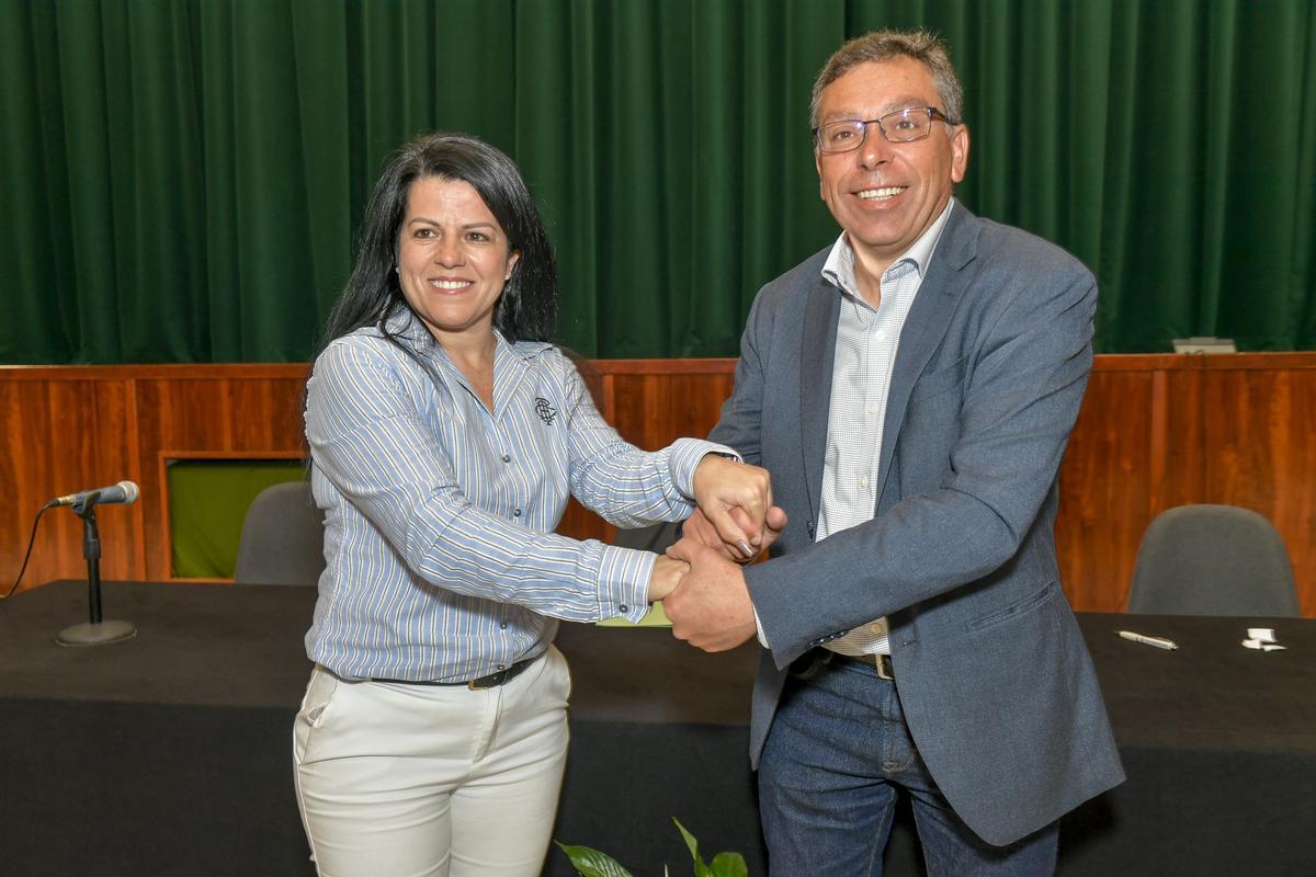 Francisco Atta (ASBA) y Fabiola Calderín (CC) momentos después de sellar el pacto de gobierno, el pasado martes.