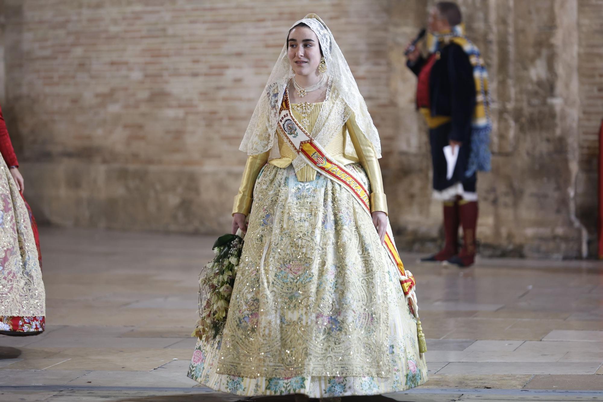 Ofrenda 2023 | Falleras Mayores e Infantiles de comisiones del 17 de Marzo (I)