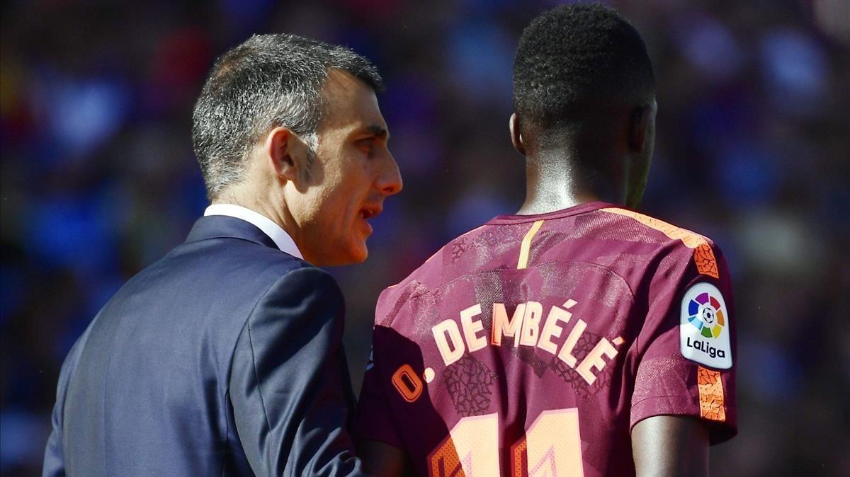 Dembélé, acompañado por Xavier Yanguas, uno de los médicos del Barça, tras su lesión en Getafe.