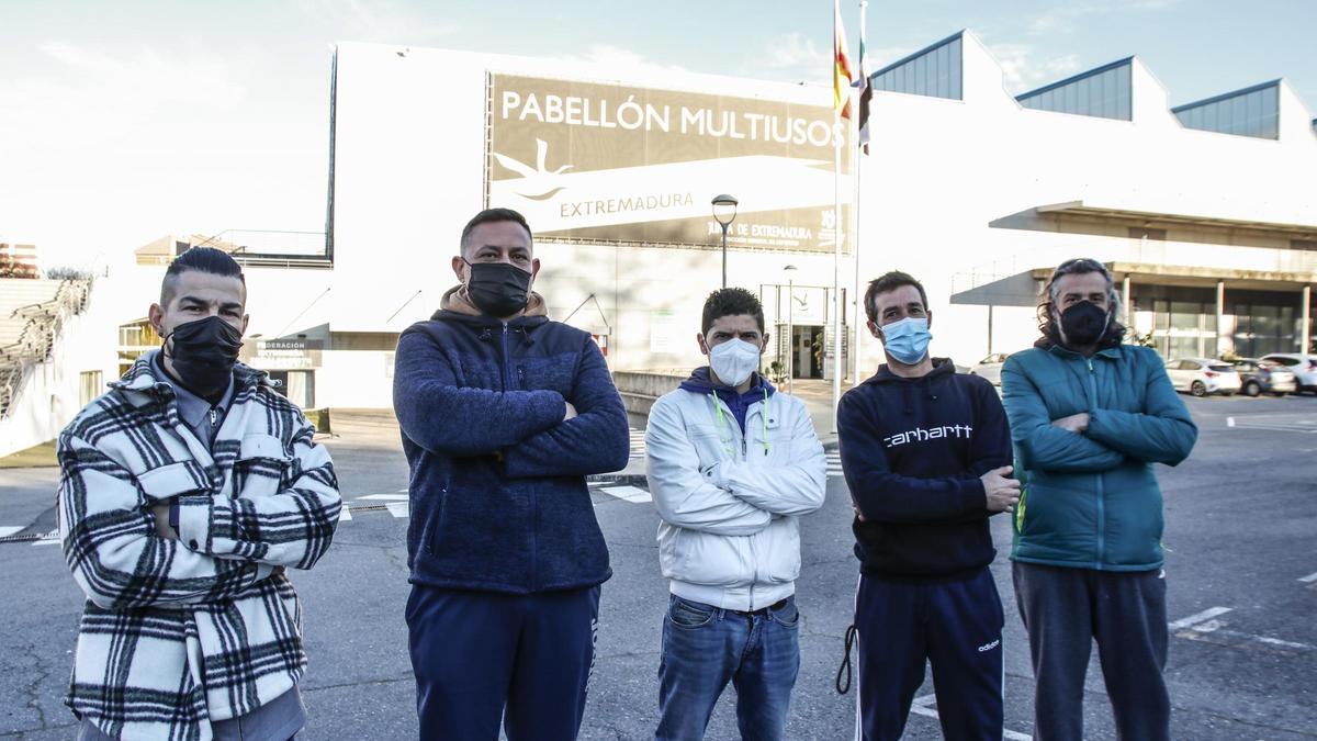 Usuarios del gimnasio del Multiusos de Cáceres, este martes, se quejan de que sigue cerrado desde 2020.