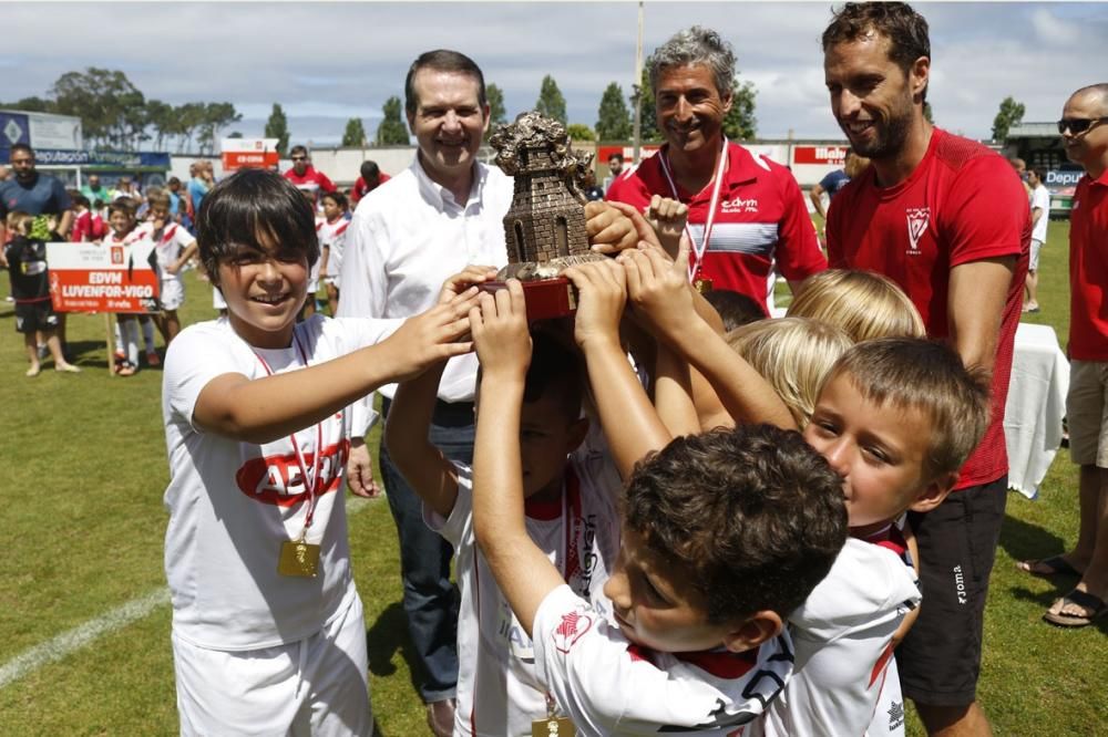 Los campeones de la Vigo Cup recogen sus trofeos