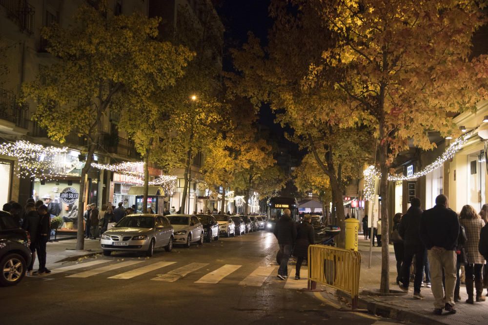 Manresa s'il·lumina per Nadal amb el principal carrer comercial a clapes