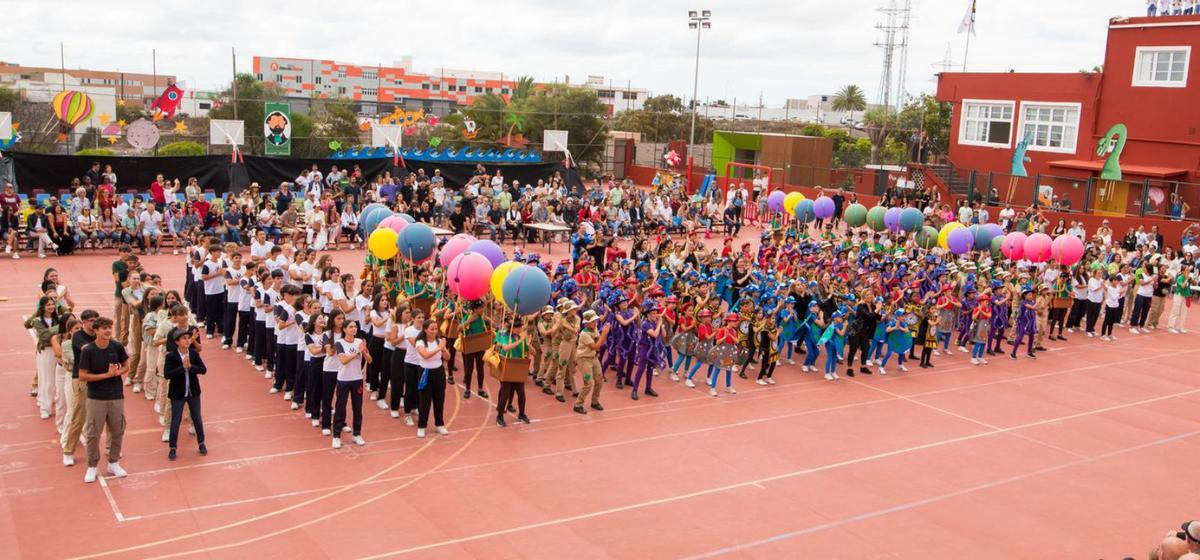 Baile de los alumnos del colegio durante la inauguración de las olimpiadas.