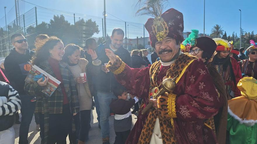 Los Reyes Magos entregan los regalos a los niños de ses Païsses