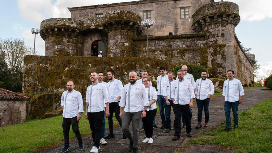 Los trece integrantes de Cociña Ourense en el Pazo de Vilamarín. // Brais Lorenzo