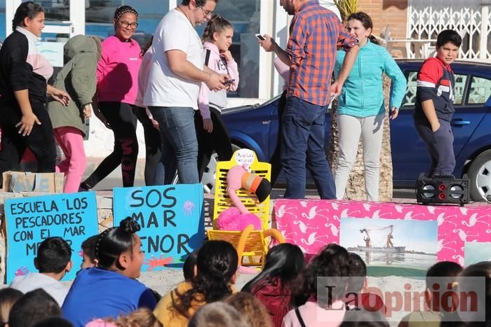 Un 'SOS' gigante para el Mar Menor formado por escolares en Villananitos