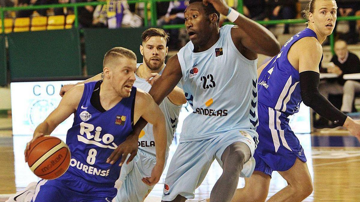 Ahonen, con el balón, ante Kabelese, con Christian Díaz y Dan Trist a la derecha.