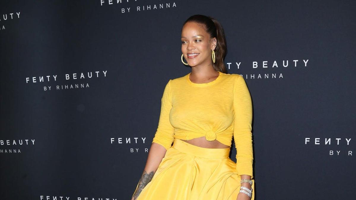 Rihanna con falda amarilla