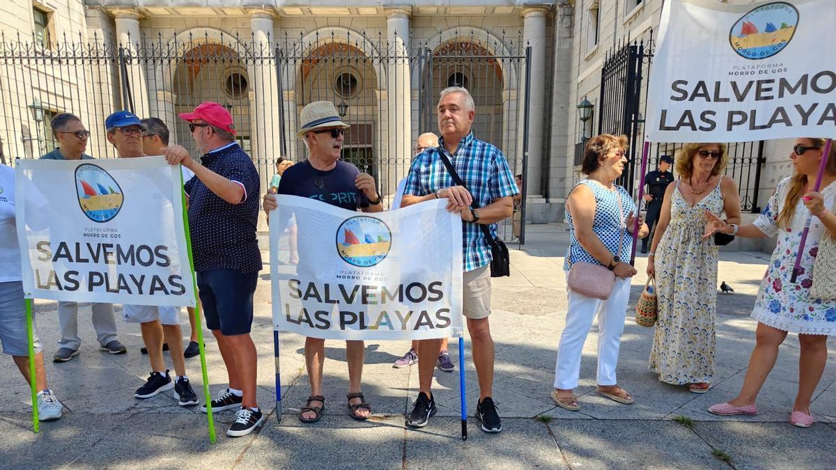 Una decena de vecinos se ha manifestado este jueves en Madrid.
