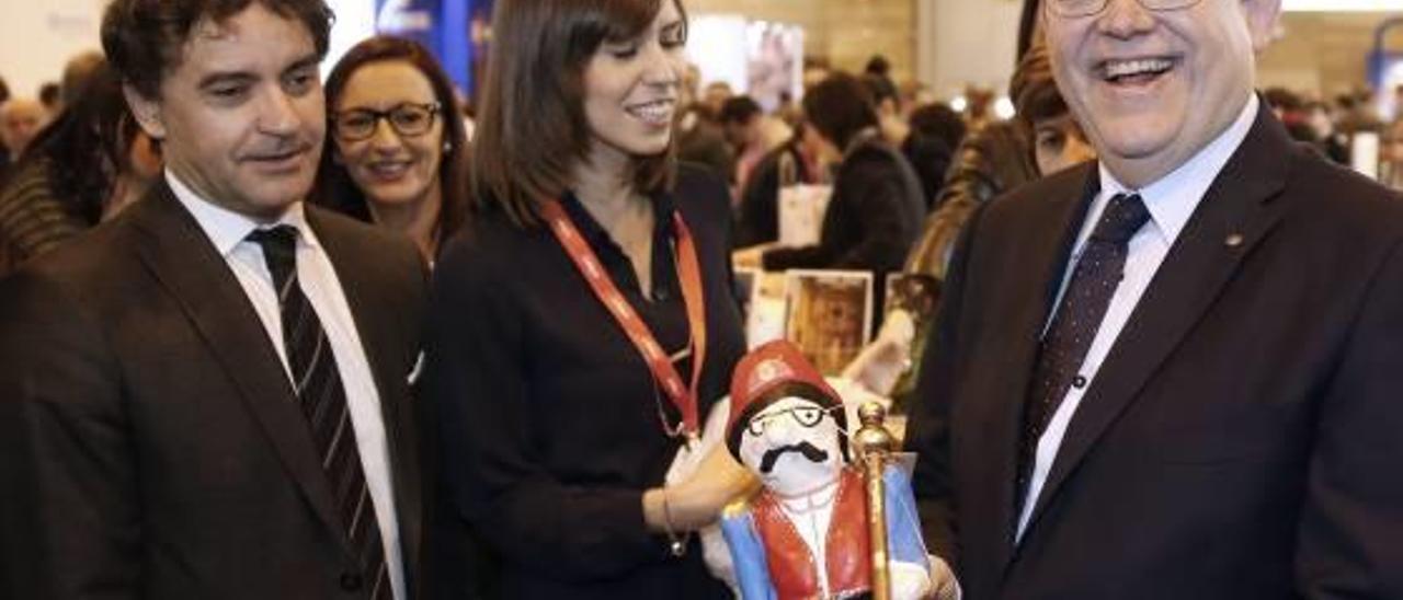 El presidente de la Generalitat, Ximo Puig, junto a Colomer y Diana García, alcaldesa de Gandia, en Fitur.