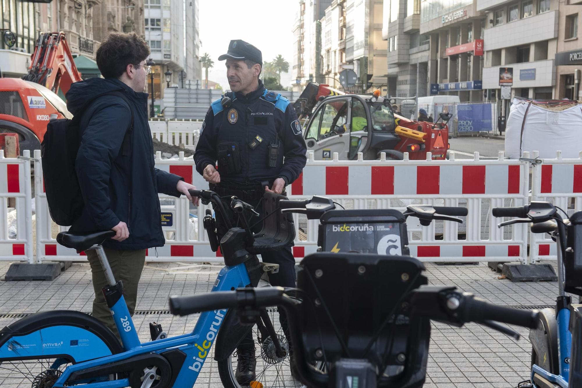 El 092 controla el uso de bicicletas y patinetes en A Coruña