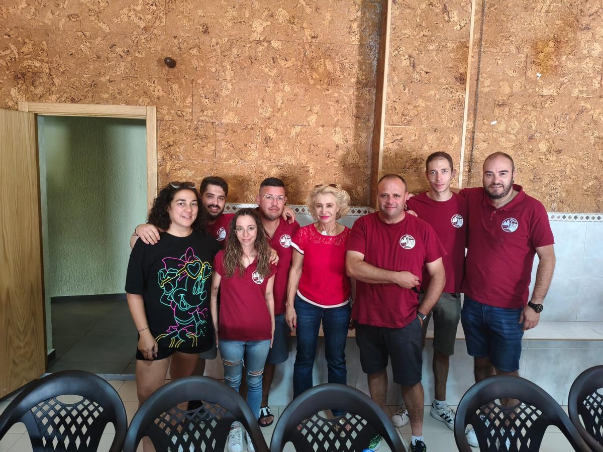 La diputada Atilana Martínez, en el centro, ha acompañado este mediodía a los vecinos de Villanueva a la comida popular.