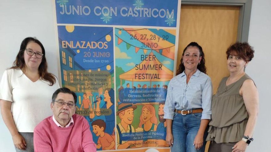 Por la izquierda, Nuria González-Nuevo, José Luis Menéndez, Marián Carbajal y Margarita López, durante la presentación de «Enredados». | A. C.