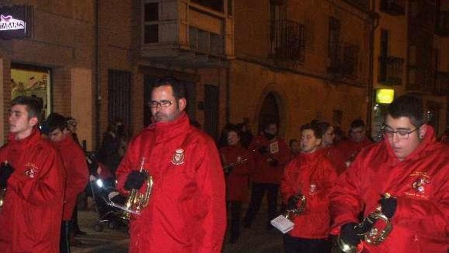 Miembros de la agrupación musical, durante un desfile en Toro.