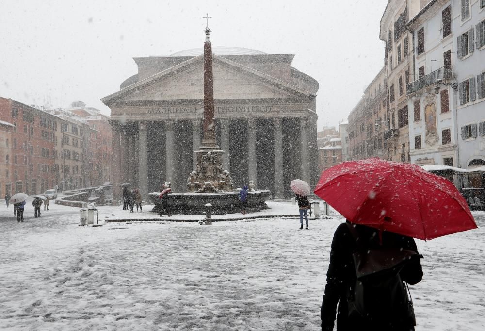 La neu deia imatges de postal a la ciutat de Roma