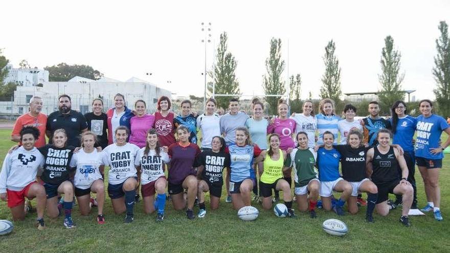 Las jugadoras del CRAT posan en el campo del Universitario de Elviña.