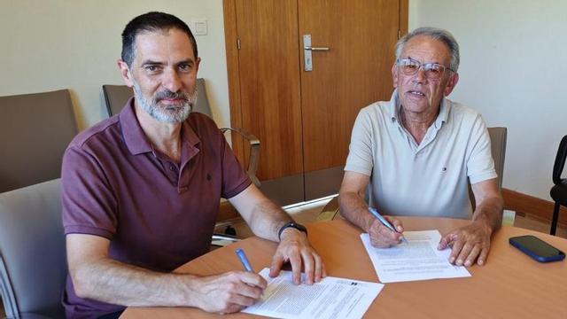 Los alcaldes Luciano Otero (I.) y Emiliano Lage firman el acuerdo.