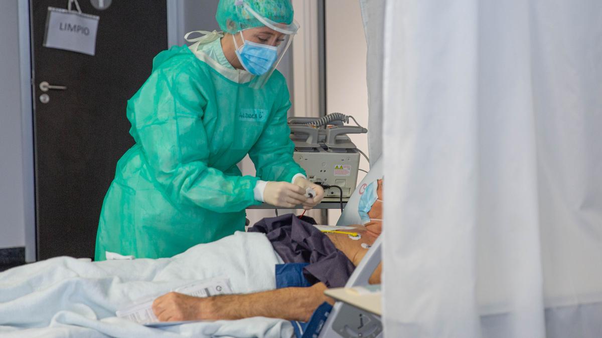 Toma de muestras a pacientes en el Hospital del Vinalopó