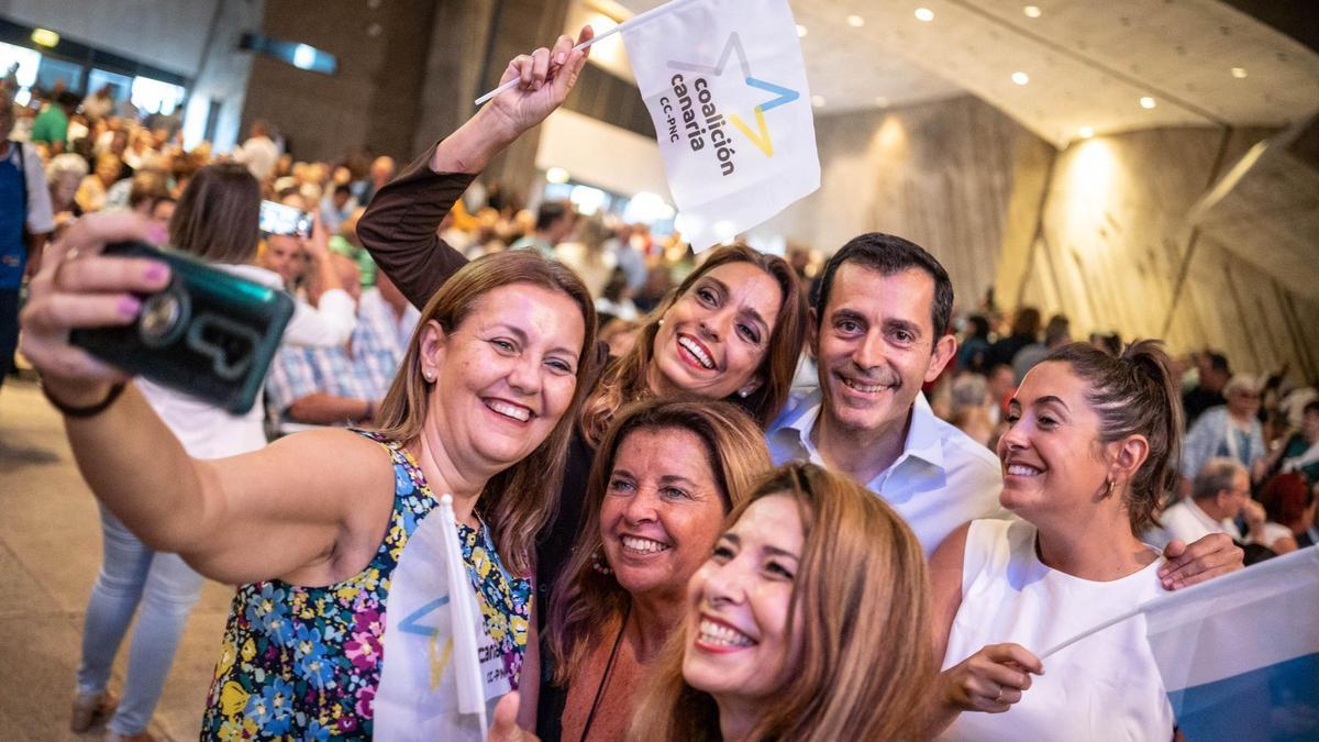 Imagen de archivo de varios militantes de CC durante un evento nacionalista.