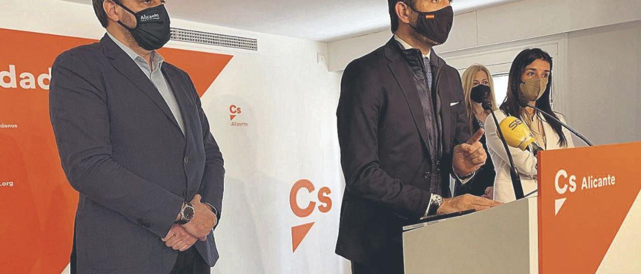 La nueva síndica de Ciudadanos visita Alicante tras los cambios en las Cortes. La recién elegida como portavoz parlamentaria de Cs, Ruth Merino, protagonizó ayer su primera visita a la provincia junto al eurodiputado José Ramón Bauzá, el que accederá al escaño de diputado en el Congreso, Juan Ignacio López-Bas, y la secretaria de organización en la Comunidad, Teresa Ortiz. Alicante es, precisamente, el territorio donde los que eran afines a Cantó han perdido poder en las Cortes frente a diputados críticos con el exsíndic, como José Antonio Martínez.