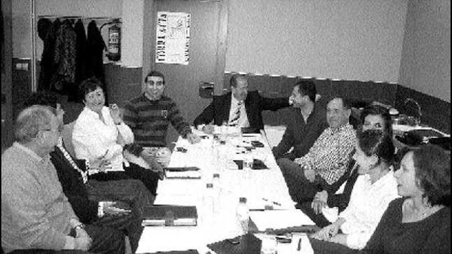 Reunión del equipo  de gobierno y la dirección del PSOE local, en La Fresneda