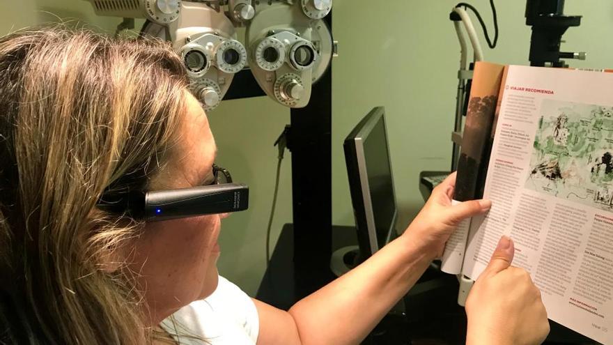Una paciente se somete a pruebas oftalmológicas