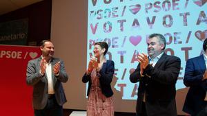 GRAF7453. PAMPLONA, 25/04/2019.- El secretario de Organización del PSOE, José Luis Ábalos (i), acompañado por el candidato navarro al Congreso Santos Cerdán (d), y la secretaria general del PSN y candidata a la presidencia del Gobierno foral, María Chivite, durante el acto electoral que la formación celebra hoy en Pamplona. EFE/ Iñaki Porto