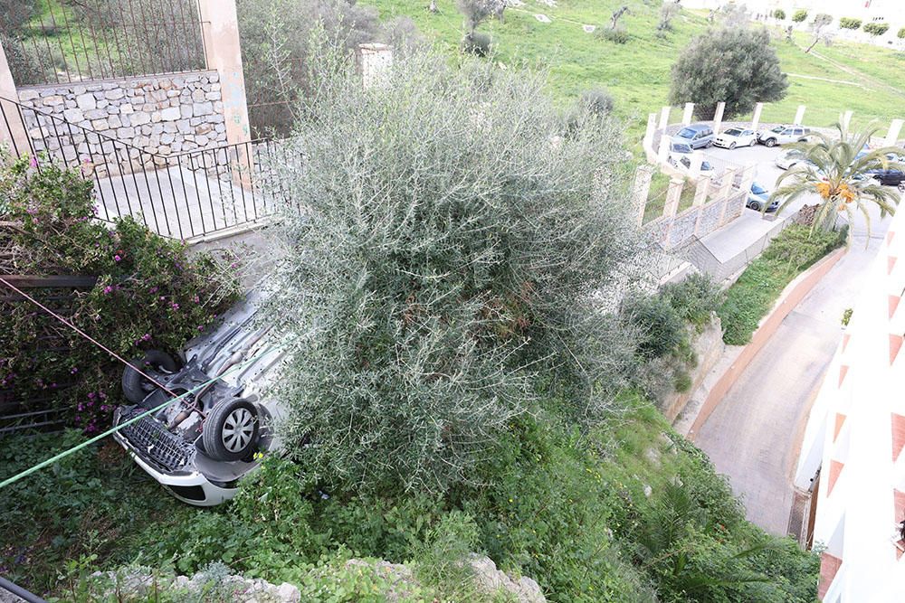 Rescatada una conductora cuyo coche se ha precipitado en Ibiza