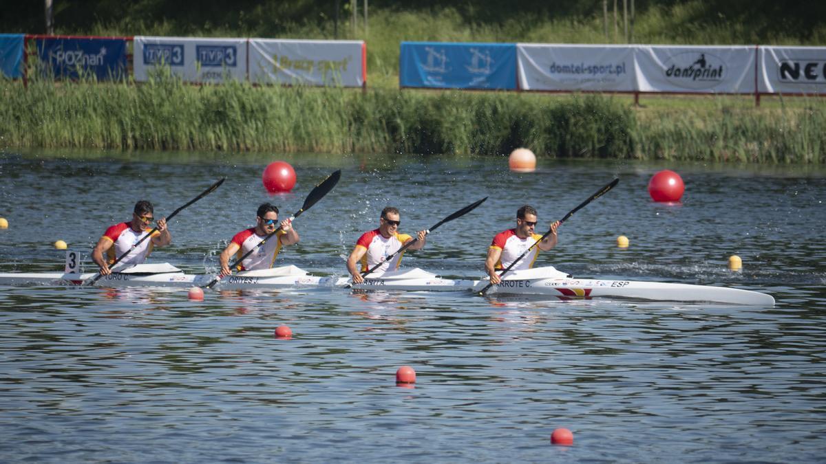 Carlos Garrote, al frente del K-4 de España en el Campeonato de Europa de Poznan (Polonia).