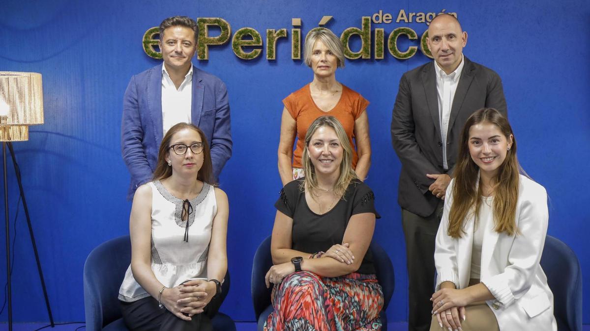 De pie, Juan José Aguilar Pacheco (Algeciras), Marta Cagigas (EL PERIÓDICO DE ARAGÓN), Carles Mayol (Barcelona). Sentadas, Alicia Revuelta (EL PERIÓDICO), Cristina Rodríguez (Valencia) y Narcisa Codau (Tarragona).