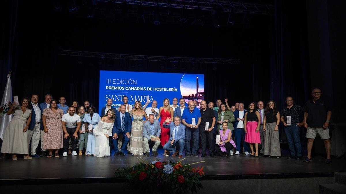 Foto de familia de todos los premiados junto las autoridades municipales.