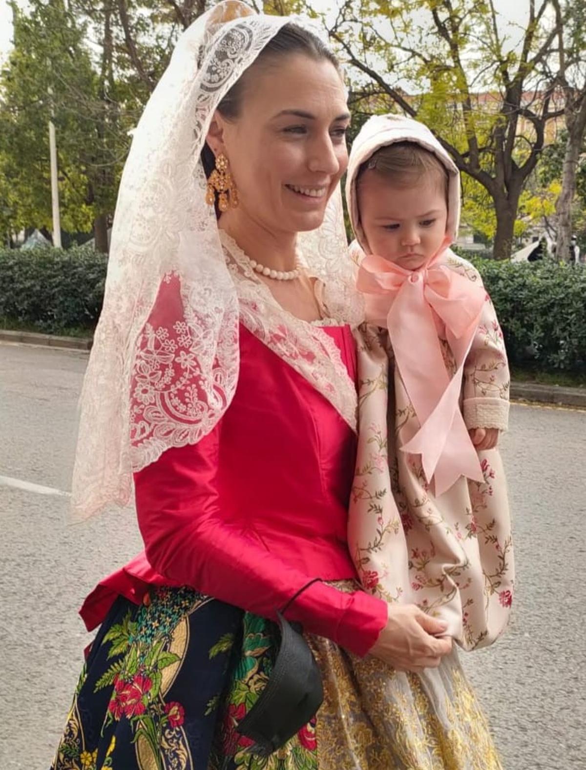 Esther y África, camino de la Ofrenda