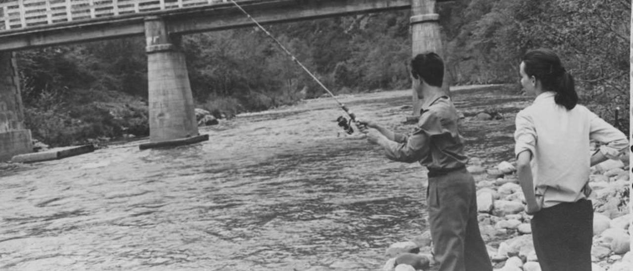 Pilar Quirós, con El Viti durante una jornada de pesca.