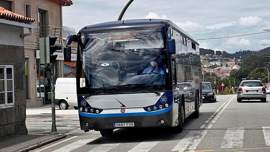 Un autobús de la compañía ATSA circula por Mallón.