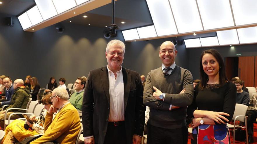 Matías Marino, David Cano y Elena Cubillas, en el Club LA NUEVA ESPAÑA. | FERNANDO RODRÍGUEZ