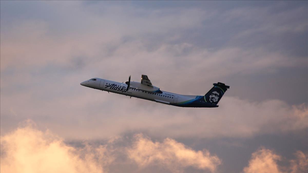 zentauroepp44636311 an alaska airlines bombardier dash 8 q400 operated by horizo180812134602