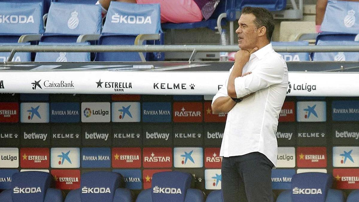 Luis García Plaza da instrucciones a sus jugadores desde la zona técnica.