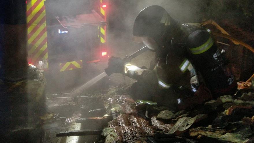 Alarma por un incendio en la Glorieta de Murcia provocado por un cigarro