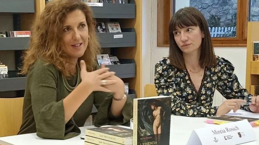 Mireia Rosich, presentant el seu llibre 'L’essència del mite'.