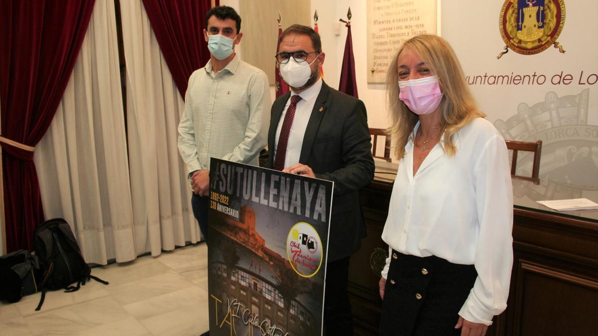 Juan Coronel, Diego José Mateos y Nines Mazuecos, con el cartel.