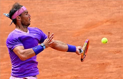 Nadal golpea una derecha ante Zverev, en Roma.