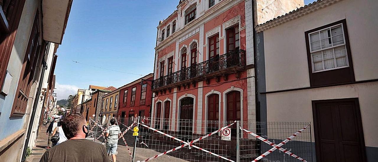 El edificio del número 34 de la calle San Agustín, después de ser vallado.