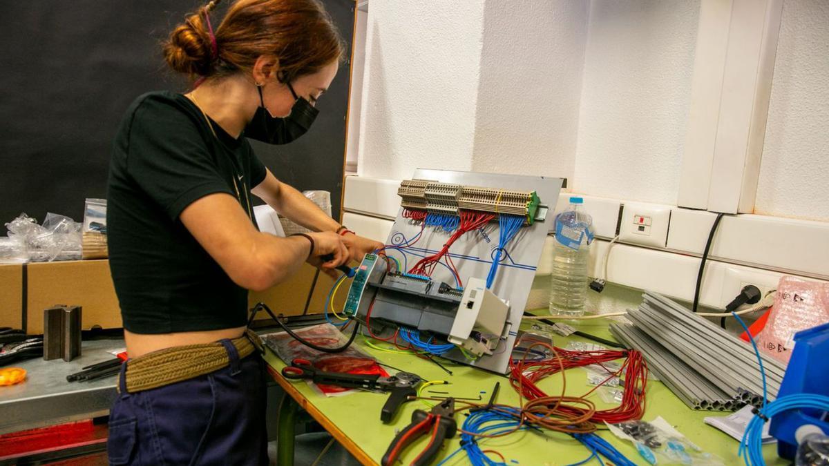 Alumna de la rama de Electricidad en el Instituto Cavanilles de Alicante. | RAFA ARJONES