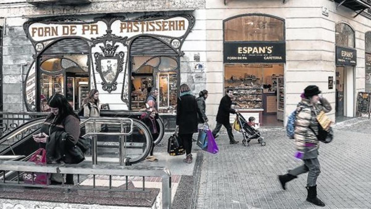 El horno Sarret y el horno y cafetería Espan's, junto a una boca de la parada de metro de Girona, en Bailen esquina con Consell de Cent.