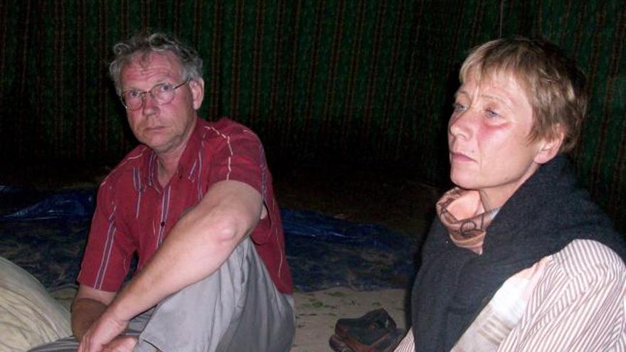 Foto facilitada hoy, miércoles 08 de abril, por el diario yemení al - Masdar, que muestra a la pareja de holandeses compuesta por Jan Hogendoorn (i), de 54 años y su esposa Heleen Janszen, de 49 (d), que fueron secuestrados el 31 de marzo por una tribu yemení en el área de Bani Dhibyan, a unos 90 kilómetros al sudeste de Sanaa (Yemen).