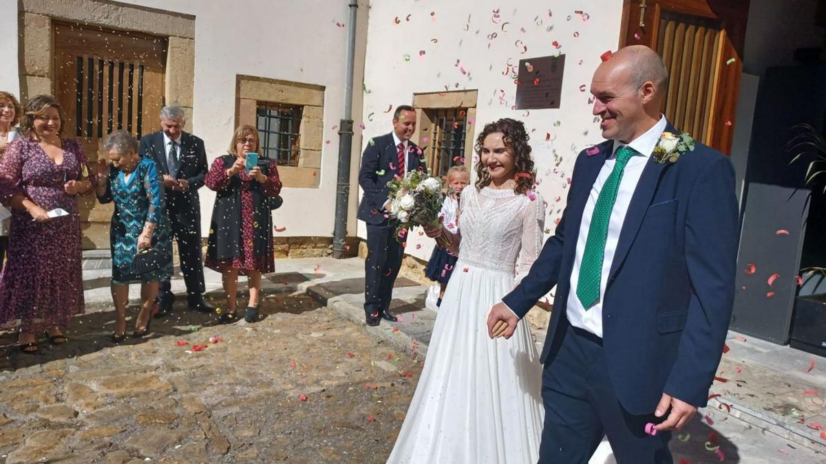 Belén García y Noé Castañón, ayer, a la salida del palacio de los Marqueses de Santa Cruz de la Pola, donde contrajeron matrimonio civil. | P. Tamargo