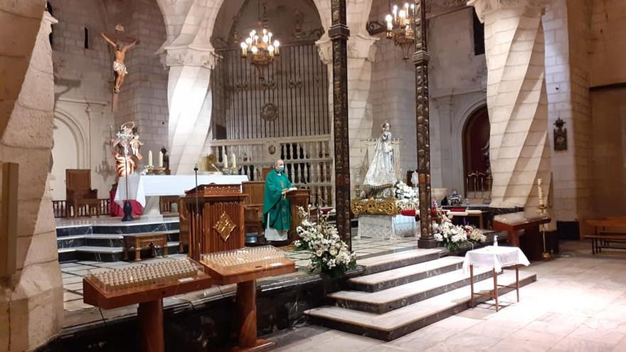 La misa en la iglesia de Santiago previa al traslado de la patrona de Villena a su Santuario.