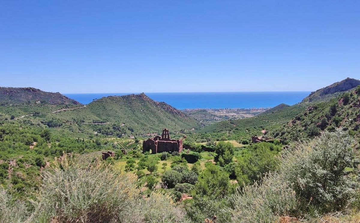 Las montañas del Desert de les Palmes y las playas, sus atractivos.