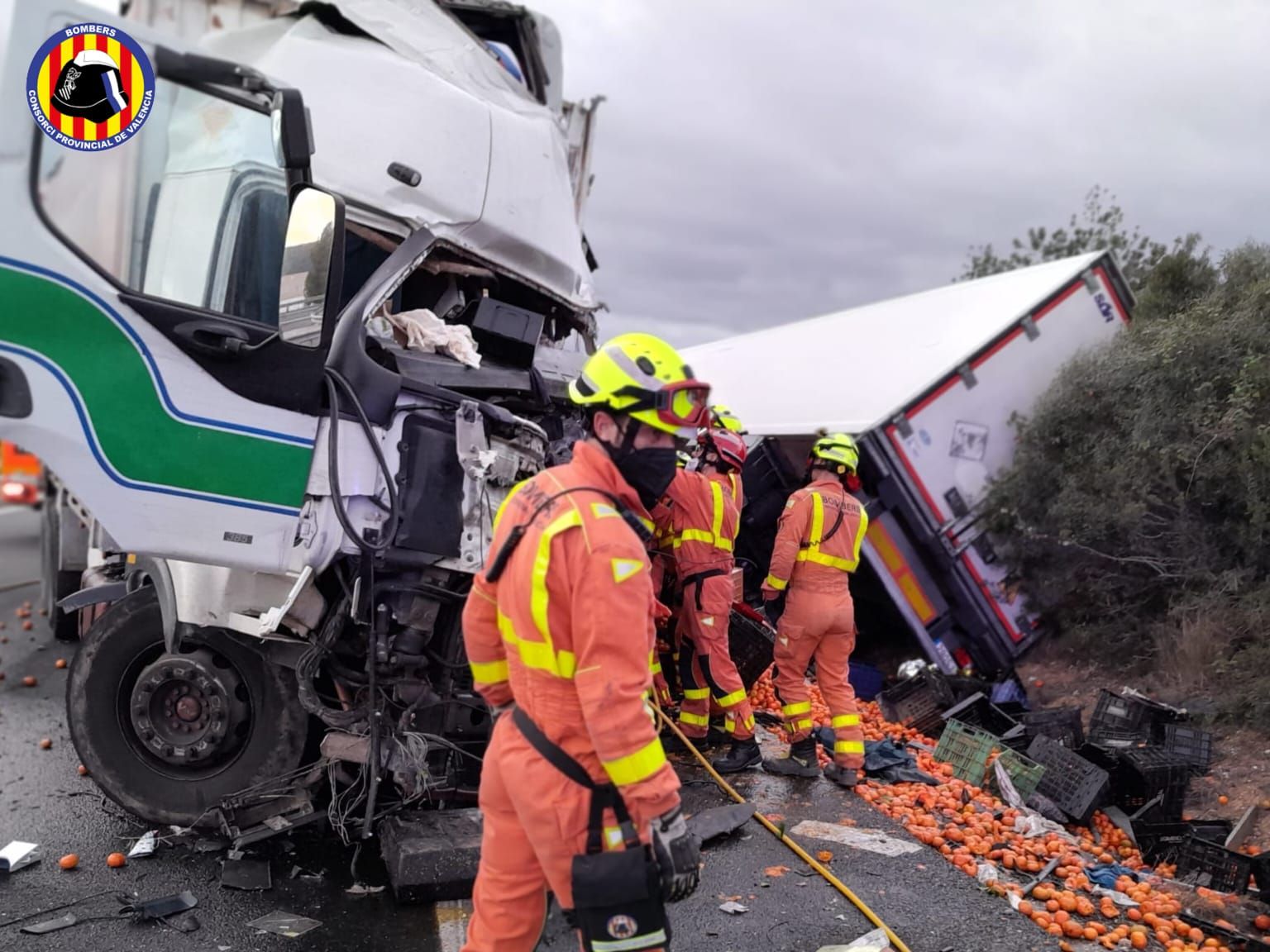 Fallece el conductor de un camión tras un brutal choque en la A-35 a la altura de Vallada