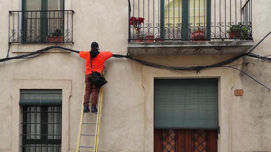 Alzira incumple la ley al instalar cables en las fachadas de la Vila